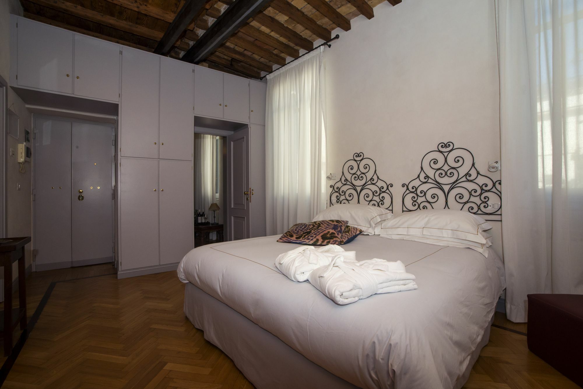 Отель Rome Frattina27 Экстерьер фото